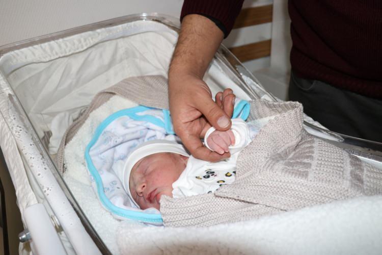 <p>Van’da da Lokman Hekim Van Hastanesinde yeni yılın ilk bebekleri Gülsüm, Yiğit Akif ve Muaz Ali olurken, anne ve babaları tarif edemedikleri duygular içerisinde olduklarını söylediler.</p>