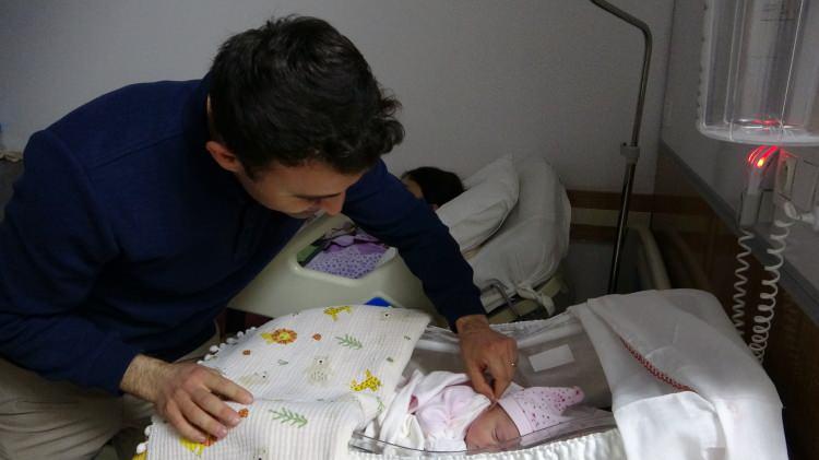 <p>İlk defa baba olmanın mutluluğunu yaşadığını ifade eden Halil Uçar, “Planlamadığımız halde bebeğimiz yılbaşı gecesi doğdu, mutluyuz. Eşimle beraber kolay şeyler yaşamadık.</p>