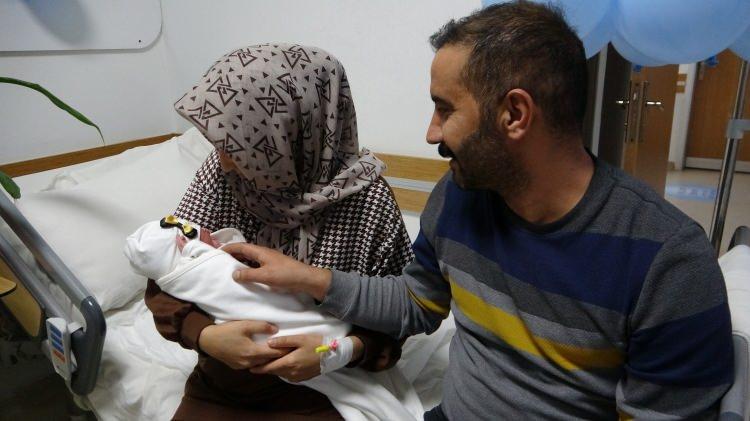 <p>Baba olmanın farklı bir duygu olduğunu vurgulayan Burak Ünal ise, “İlk çocuğum ve çok değişik bir duygu. Babalık mı desem, sahip olmak mı desem. Duygunun farkında değilim. Yeni yılın ilk hediyesi oldu. İsmi Muaz Ali. Muaz adını ben, Ali ismini ise annesi bıraktı. İsmi gibi yaşasın. Cenab-ı Allah olmayanlara nasip etsin” ifadelerini kullandı.</p>