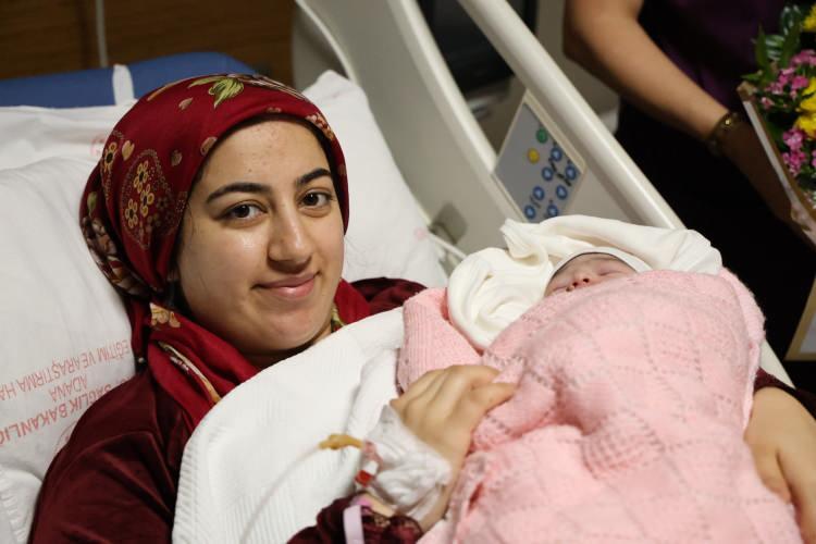 <p><strong>ADANA</strong></p>
<p> </p>
<p>Adana’da 2024 yılının ilk bebeği Şehir Eğitim ve Araştırma Hastanesi’nde dünyaya gelen ‘Masal’ oldu.</p>