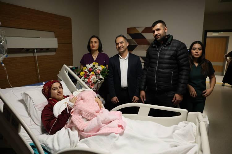 <p>Adana Şehir Eğitim ve Araştırma Hastanesi'nde 26 yaşındaki Ayşe Çelik, yılın ilk dakikalarında sezaryen doğumla bir kız bebek dünyaya getirdi. Emrah ve Ayşe Çelik çifti, 3 kilo 600 gram dünyaya gelen bebeklerine ‘Masal’ ismini verdi. İkinci çocuğunu kucağına aldığı için çok mutlu olduğunu ifade eden Ayşe Çelik, ”Çok mutluyum, çok heyecanlıyım. Şehir Hastanesinden çok memnun kaldım, ilgilendiler. Allah hepsinden razı olsun” dedi.</p>