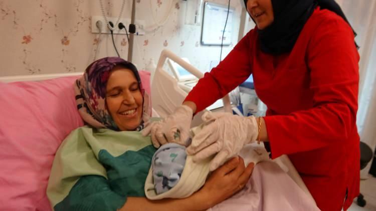 <p>Hatice Kekeç, "Bugün hem doğum günüm hem de oğlumun doğum günü. Bu benim için çok özel bir gün. Allah'a şükürler olsun. Oğlum Abdülhamit sağlıklı ve sıhhatli olsun. Çok heyecanlıydım. Doktorum ve hemşireler çok yardımcı oldular. Oğlumun doğumunu sağ salim gerçekleştirdiğimiz için çok mutluyum" diye konuştu.</p>
