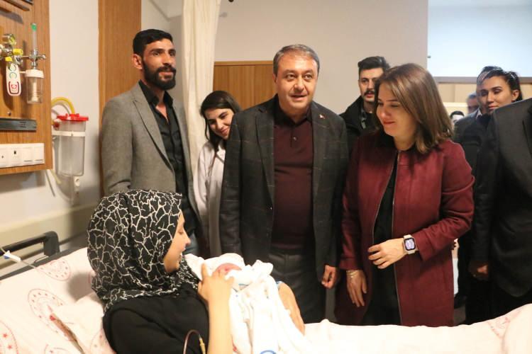 <p>Abdurrezzak Öden’in eşi Derya Öden, akşam saatlerinde doğum sancıları tutunca, yakınları tarafından Şanlıurfa Doğum Hastanesi'ne getirildi. İlk çocuğuna hamile olan Derya Öden, saatler 00.02'yi gösterdiğinde, 2 kilo 660 gram ağırlığında sağlıklı bir erkek bebek dünyaya getirdi.</p>
