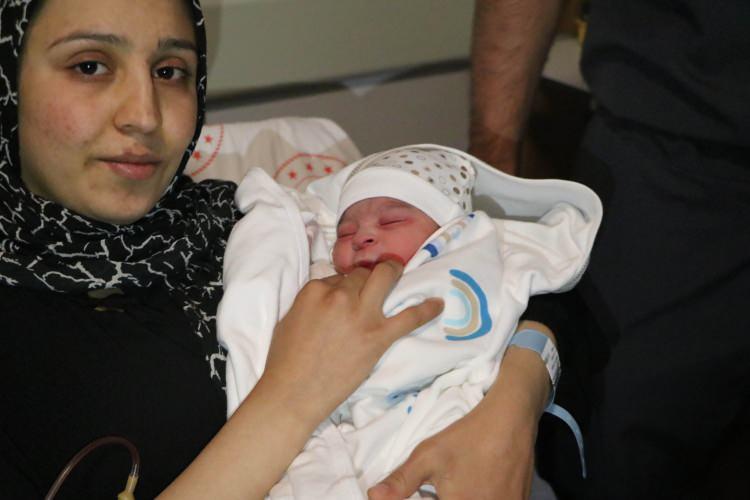 <p>Çocuğunun sağlıklı olarak dünayaya geldiği için mutlu olduğunu söyleyen anne Derya Öden, "Benim ilk çocuğum yeni yılda dünyaya gelmesi beni çok mutlu etti. Bebeğimize amcasının ismi Fevzi ismini vereceğiz" dedi. Şanlıurfa Valisi Hasan Şıldak ise yeni yılın ilk bebeğine altın takarak aileye mutluluklar diledi. </p>