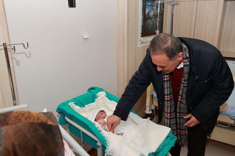 <p>Bingöl Kadın Doğum ve Çocuk Hastalıkları Hastanesi’nde 2023 yılının son bebeği ile 2024 yılının ilk bebeği dünyaya geldi.</p>