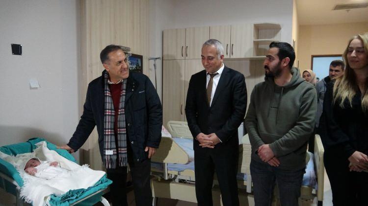 <p>Bingöl’de 2023 yılının son bebeği “Kerem” ile 2024 yılının ilk bebeği “Hatice” dünyaya geldi. Kadın Doğum ve Çocuk Hastalıkları Hastanesi’nde dünyaya gelen bebekler, ailelerine büyük mutluluk yaşattı. Yılın son bebeği ile yeni yılın ilk bebeğini Vali Ahmet Hamdi Usta ziyaret etti. Bebeklerin aileleriyle sohbet eden Vali Usta, bebeklere altın taktı.<br />
Ziyaret sonrası basın mensuplarına açıklamalarda bulunan Vali Usta, “2023 yılının son bebeği Kerem bebeği ziyaret ettik, 2024 yılının ilk bebeği Hatice bebeği de ziyaret ettik. Allah analı babalı büyütsün. Sağlıklı uzun ömürleri olsun” dedi.<br />
Vali Usta’ya ziyaretinde İl Sağlık Müdürü Uzm. Dr. Veysel Tosun ve sağlık personeli de eşlik etti.</p>