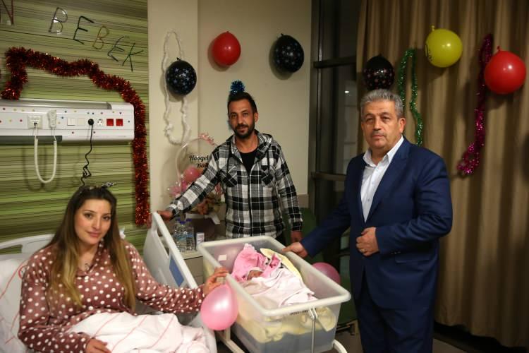 <p><strong>KAYSERİ</strong></p>
<p> </p>
<p>Kayseri'de yeni yılın ilk bebeği dünyaya gözlerini açtı.</p>
<p>Kayseri Şehir Hastanesi Kadın Doğum ve Çocuk Polikliniği'nde, saat 00.02'de, 3 kilo 300 gram ağırlığında bebek dünyaya geldi.</p>
<p>Kezban ve Oğuz Alkan çifti, sağlıklı şekilde dünyaya gelen bebeklerine "Ceylin" ismini verdi.</p>
