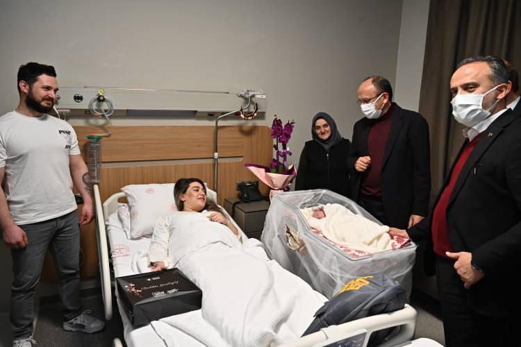 <p><strong>BURSA</strong></p>
<p>Bursa Büyükşehir Belediye Başkanı Alinur Aktaş, Bursa'da yeni yılın ilk bebeği olan Zeynep Ece'yi ziyaret etti.</p>