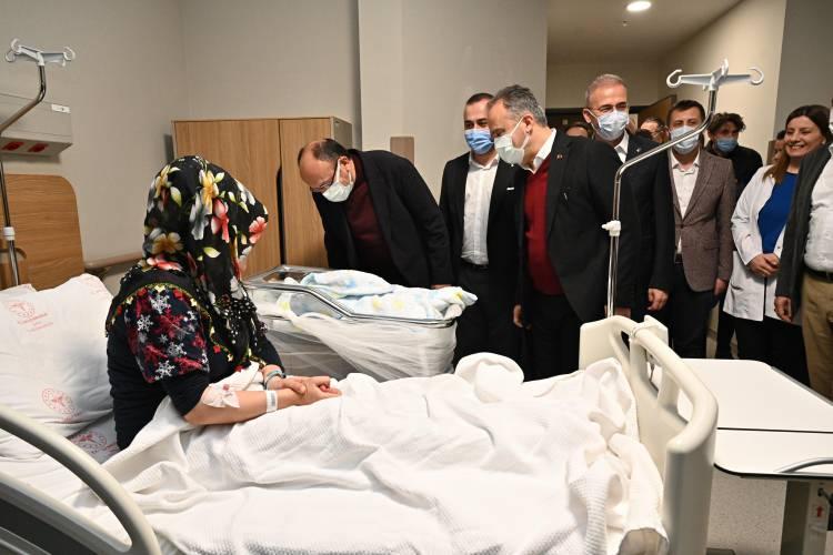 <p>Ceylan ve Levent Gültekin çiftini de ziyaret eden Aktaş, bebeğe altın taktı, ayrıca aileye çiçek ve bebek seti hediye edildi.</p>