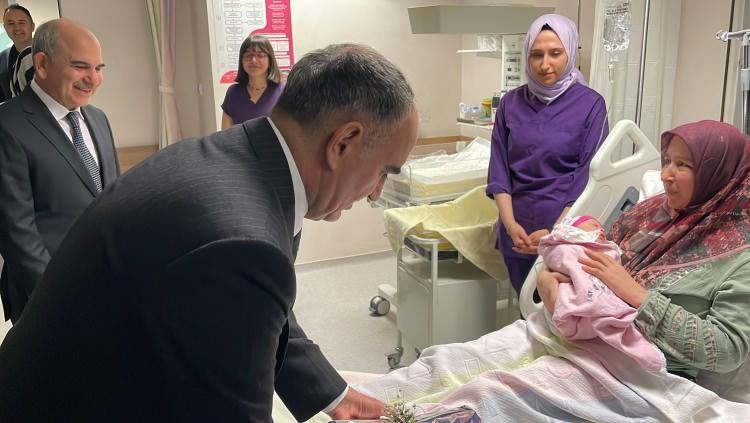 <p>Konya'da 2024 yılının ilk bebeği Dr. Ali Kemal Belviranlı Kadın Doğum ve Çocuk Hastalıkları Hastanesi'nde doğdu.</p>
<p>Kezban ve Halil İbrahim çiftinin kız bebekleri 3 kilo 750 gram ağırlığında doğdu. Saat 00:01'de dünyaya gözlerini açan bebek ile annesinin sağlık durumunun oldukça iyi olduğu belirtildi.</p>