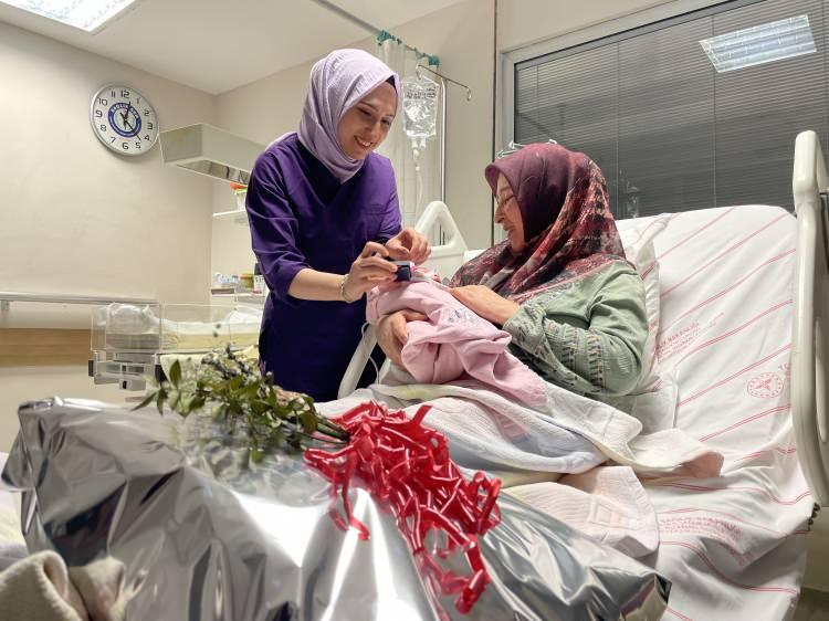 <p>yanık çifti, 22 yıllık evliliklerinde 3'üncü çocuklarını kucaklarına almanın mutluluğunu yaşadı.</p>

<p>Aileyi hastanede ziyaret eden Konya Valisi Vahdettin Özkan, altın hediye ederek bebeğe sağlıklı ve uzun ömür diledi.</p>

<p>Ziyarete katılan İl Sağlık Müdürü Mehmet Koç da aileye yeni doğan hediye paketi verdi.</p>
