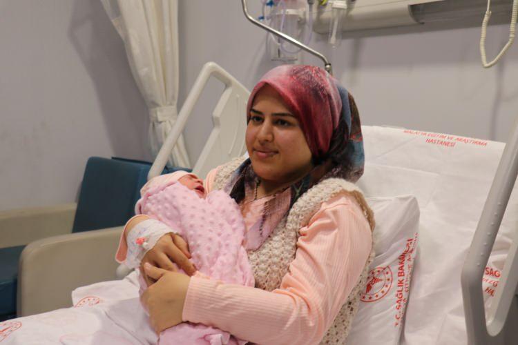 <p>Malatya’da yeni yılın ilk bebeği Malatya Eğitim ve Araştırma Hastanesi’ne bağlı Kadın Doğum ve Çocuk Hastanesi’nde dünyaya gelen Sıla ve Vedat Gökçe çiftinin kız çocuğu oldu.</p>
<p>2 kilo 950 gram ağırlığında dünyaya gelen bebeğe henüz isim verilmezken, ilk bebeğini kucağına almanın sevincini yaşayan anne Sıla Gökçe, bebeğin kendileri için bir hediye olduğunu söyledi. Baba Vedat Gökçe ise duygularını tarif edemeyeceğini kaydederek, yeni yılın herkese sağlık ve mutluluk getirmesini temenni etti.<br />
Kadın Doğum Uzmanı Şeyma Çolak Yüksek, ismi henüz konulmayan bebekle yeni yılı karşılamaktan mutluluk duyduklarını belirterek, bebeğin sağlık durumunun iyi olduğunu söyledi.</p>