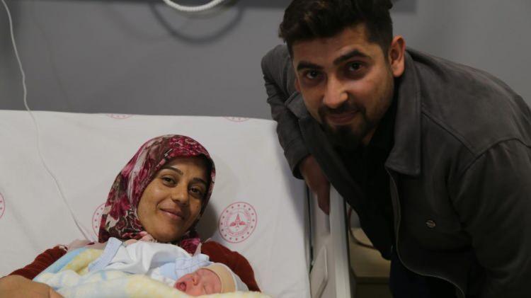 <p>Kahramanmaraş merkezli depremlerden etkilenen Hatay`da, 2 ayda tamamlanıp hizmete açılan Defne Devlet Hastanesi`nde yeni yılın ilk bebeği dünyaya geldi. Fethiye ve Adem Tek çiftinin "Muhammet Talha" adını verdikleri oğlu 3 kilo 300 gram doğdu.</p>