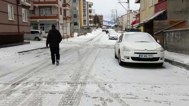 <p>ARTVİN<br />
<br />
Kar yağışı etkili olacak.</p>