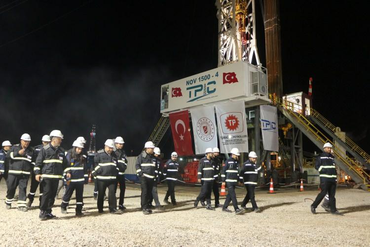 <p><em><strong>2020 yılında çok kısa bir süre içerisinde dünya tarihinde bir rekor olabilecek düzeyde kıyıdan 170 kilometre uzaklıktaki bir doğalgazı biz karaya çıkardık. 2023 Nisan ayında biz o gazı yaktık. Bugün Sakarya gaz sahasında üretilen gaz şuanda evlerimizde kullanılıyor</strong></em></p>