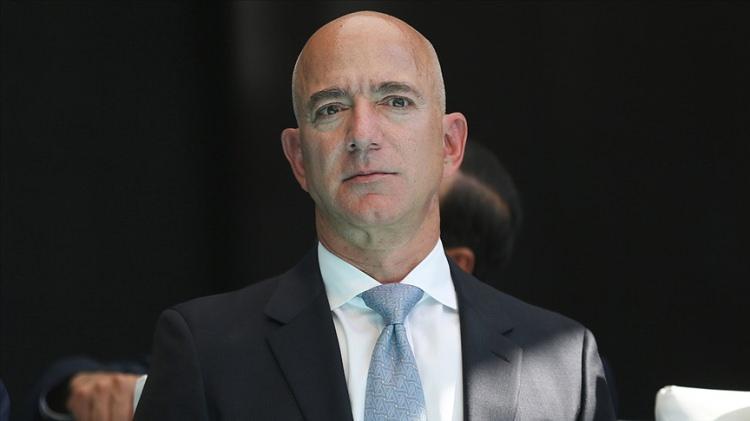 <p>Amazon'un kurucusu Jeff Bezos bu yıl cüzdanına 70 milyar dolardan fazla para ekledi ve şu anda ikinci sırada.</p>