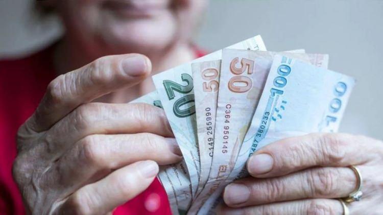 <p>Emeklilerin yaşam standartlarını korumak için alternatif planlar üzerinde çalıştığı bildirildi. Emekli kök maaş zammı ve en düşük emekli aylığı için refah payı ve seyyanen zammın düşünülen formüller arasında yer aldığı iddia edildi.</p>