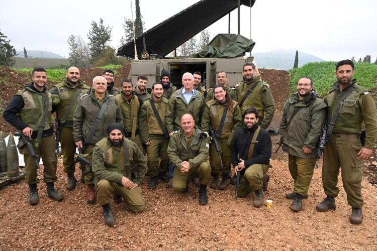 <p>Eski ABD Başkanı Mike Pence, kuzeydeki İsrail askerlerini ziyaret ederek, sınırdaki "top mermilerine" imza attı.</p>

<p> </p>
