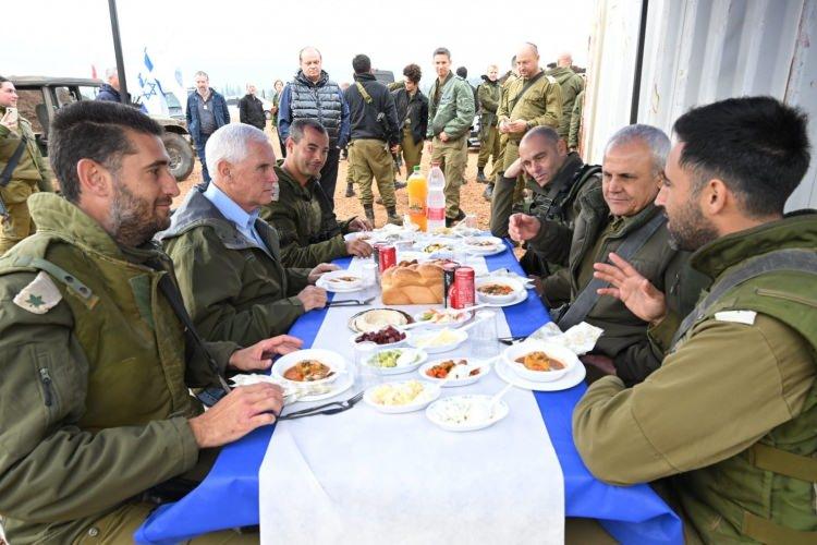 <p>İsrail basınındaki <a href="https://www.haber7.com/" target="_blank">haber</a>lere göre, Tel Aviv'e gelen eden Pence, ülkenin kuzey sınırında bulunan bir grup İsrail askerini ziyaret etti.</p>
