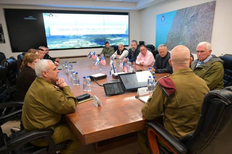 <p>İSRAİL ASKERLERİNİ ZİYARET ETTİ TOP MERMİLERİNE İMZA ATTI</p>
<p>Yedioth Ahronot gazetesinin haberinde, İsrail'in Lübnan sınırındaki askerleri ziyaret eden Pence'in, burada top mermilerine de imza attığı aktarıldı.</p>