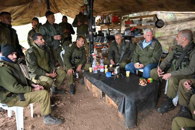 <p>YAPTIKLARINIZI TAKDİR EDİYORUZ</p>
<p>İsrail askerleriyle sohbet eden Pence, <strong>"Yaptıklarınızı takdir ediyoruz. ABD hükümeti adına artık konuşmuyorum. Ancak Amerikan halkı adına, 'biz sizlerin yanındayız ve olmaya devam edeceğimizi' söylüyorum"</strong> ifadelerini kullandı.</p>
