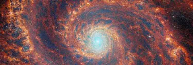 <p><strong>M51</strong> Girdap Galaksisi, geceleri sadece dürbünle görülebiliyor. Burada şimdiye kadar gönderilen en güçlü uzay teleskopu, müthiş kabiliyetlerini karmaşık spiral kolları incelerken görülüyor.</p>

