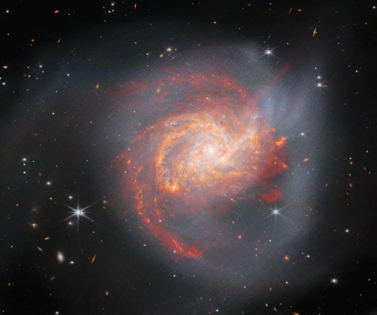 <p><strong>NGC 3256 </strong>İki galaksi birbiriyle çarpışınca ortaya bu durum çıkıyor. Çarpışmanın 500 milyon yıl önce olduğu tahmin ediliyor. Çarpışma yeni daha sonra etraflarındaki gaz ve tozu aydınlatan yıldızların oluşmasını sağlıyor.</p>