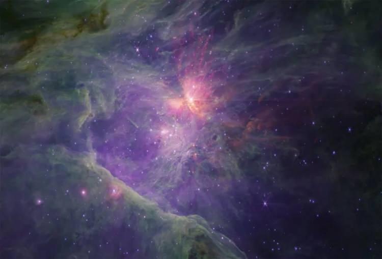 <p><strong>ORION NEBULASI</strong> Ünlü yıldız oluşma bölgesi çıplak gözle, gözyüzündeki bir leke olarak görülüyor. Webb'in yolladığı bu fotoğraftaki mesafeyi kat edebilmek için ışık hızında giden bir uzay aracında dört yıldan biraz uzun süre geçirmek gerekiyor.</p>