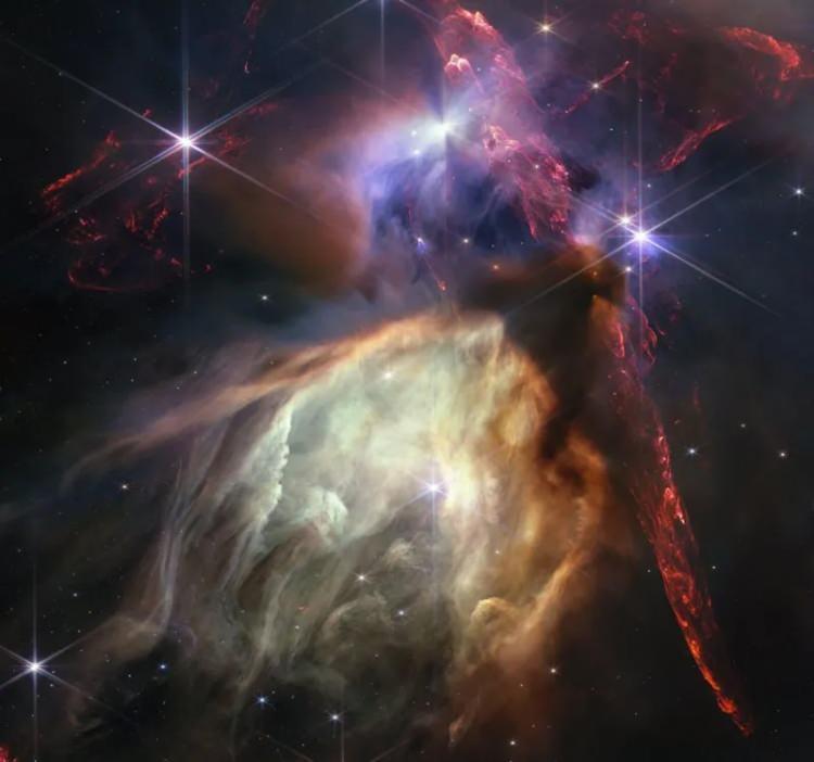 <p><strong>RHO OPHIUCHI</strong> Bu bulut kompleksi dünyaya en yakın yıldız oluşma alanı ve 400 ışık yılı uzaklıkta. Beyaz boşluğu aydınlatan yıldız sadece birkaç milyon yıllık. (BBC Türkçe)</p>