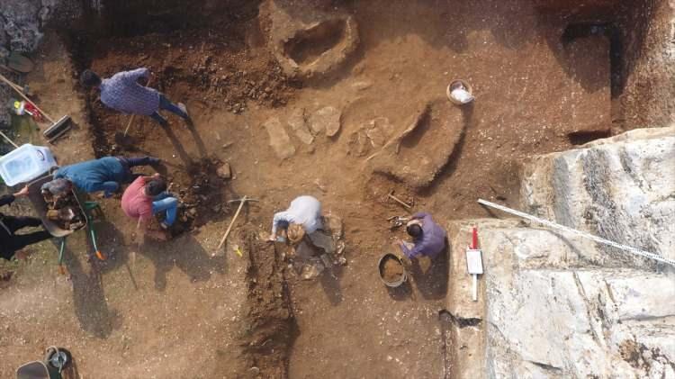 <p>"Burada yaptığımız kazı çalışmalarında şu ana kadar 50 mezar bulduk. Bugün de 4 mezara ulaştık. Şu anda kaldırma işlemleri devam ediyor. Yani toplamda 54 mezarın olduğunu biliyoruz. Bu bakımdan bizim için çok ilginç bir sonuç. Muhtemelen burası taş ocağı olarak kullanıldıktan sonra bir nekropol (toplu mezarların bulunduğu yer) alana dönüştürüldü ve sadece çocuklar buraya gömüldü."</p>