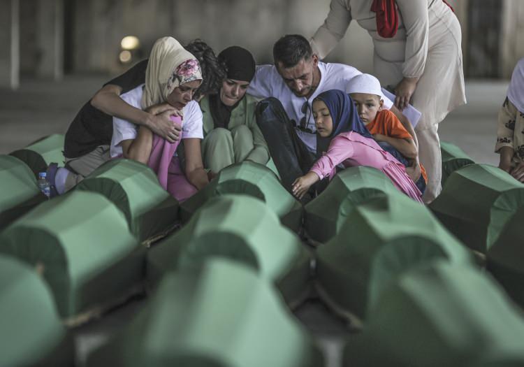 <p>Bosna Hersek'in doğusundaki Srebrenitsa'da Temmuz 1995'te yaşanan soykırımın 28'inci yılında toprağa verilecek 30 soykırım kurbanının yakınları, Potoçari'deki eski akümülatör fabrikasında bekletilen tabutların başında dua etti.</p>
