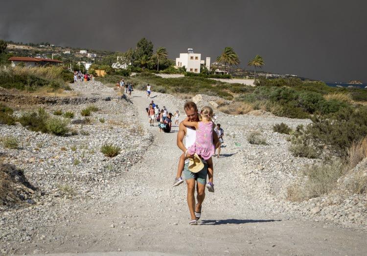 <p>Yunanistan'ın Rodos Adası’ndaki orman yangınlarının yerleşim birimlerine ulaşması sonrası, zarar gören 12 otelde konaklayan yaklaşık 10 bin turist tahliye edildi.</p>
