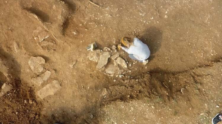 <p>Toplanan kemikleri kazı evine götürdüklerini belirten Gizligöl, "Kemiklerin yaş, cinsiyet ve ölüm sebepleri hakkında ayrıntılı bir çalışma yürütülecek. Tamamının çocuk bireylere ait olduğu mezarlık bir alan, çok karşılaşılan bir durum değil." dedi.</p>