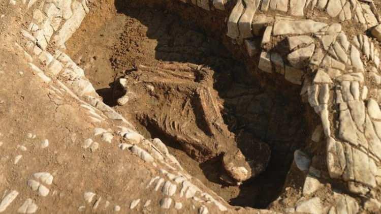 <p>Galler'de erken Orta Çağ dönemine ait nadir bir mezarlık ortaya çıkarıldı. Kazılar buradaki topluluğa dair bilgiler ortaya koyarken bir yandan da yeni sorular doğuruyor.</p>
<p> </p>
<p> </p>
<p> </p>
<p>Mezarlığın 6. ya da 7. yüzyıldan kalma olduğu düşünülüyor.</p>