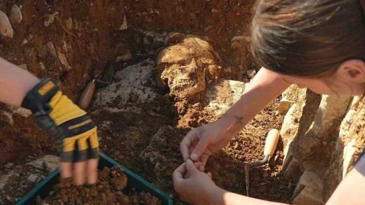 <p>İsketlerin çok farklı pozisyonlarda yatıyor olması da yeni sorular doğuruyor.</p>
<p> </p>
<p>Bazıları o dönem yapıldığı gibi sırt üstü düz yatar şekildeyken bir kısmı yan yatmış veya elleriyle bacaklarını göğsüne doğru çekmiş şekilde, çömelmiş olarak bulundu.</p>