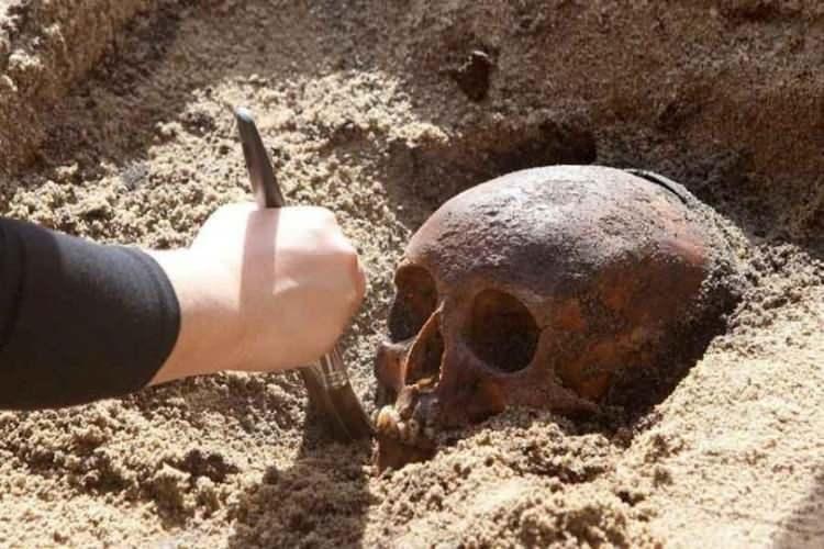 <p>Kazı ekibinin başındaki, Cardiff Üniversitesi'nden erken Orta Çağ arkeoloğu Dr. Andy Seaman, şimdiki mezarlıkların aksine buranın yalnızca ölüleri gömmek için kullanılmış gibi görünmediğini belirtiyor:</p>