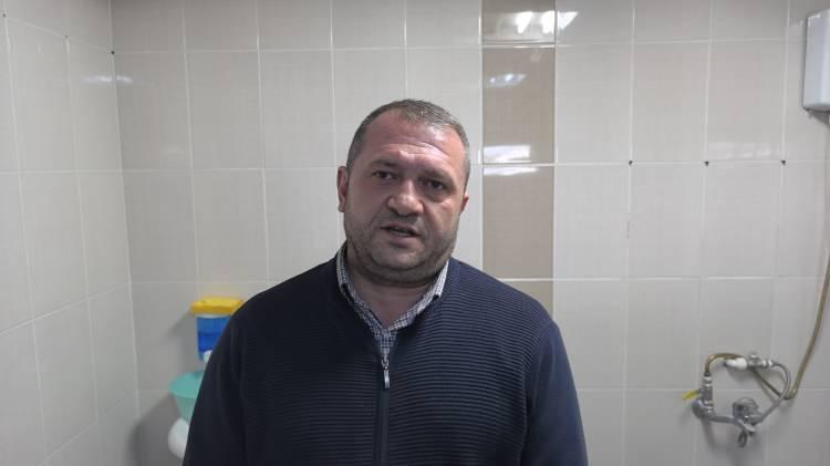 <p>Önceden morgun önünden geçmeye korkardım. Ölülere hiç yaklaşamayan bir insandım. Güzel bir meslek, 7-8 sene daha çalışıp bu işten emekli olmak istiyorum. Bu iş gerçekten çok güzel bir iş. Herkesin genellikle korktuğu ve yapmak istemediği bir iş. Bu işi yaparken çok cenaze gördüğümüz oldu. Bazen bir cenaze geliyor, Rabbim benim de canımı böyle al diyorum. Bazen de Rabbim muhafaza eylesin, benim canımı böyle alma diyorum. Dışarıda cenaze hakkında konuşmam. İşim işte kalır" dedi.</p>