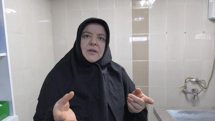 <p><span style="color:#B22222"><strong>"CENAZEYİ YIKARKEN O İNSAN İÇİN ALLAH'IM AFFEYLE DİYORUZ"</strong></span></p>

<p> </p>

<p>Tanıdığı birinin cenezesi olduğu zaman etkilendiğini belirten gassal Fatma Topçu ise, "<strong><em>Kayınpederim ve eşim imamdı, kayınvalidem de gassaldı. Yakın bir akrabamız ölmüştü beni götürdü. Kefen biçtik, cenaze yıkamayı gösterdi. Köyde çağırdılar sürekli gittim. 36 yıldır cenaze yıkıyorum. Bir teyzenin cenazesini yıkarken, içerisi çok güzel koktu. O çok etkiledi beni. Demek ki güzel bir hayat yaşamış. Bazı cenazeleri kefenlediğimiz zaman hiç ölmemiş, gülüyormuş gibi gözüküyor. Bazen de etkilendiğimiz oluyor. Tanıdığım bir insan olunca unutamıyorum. Tanımadığım biri olursa o anda görüyorum ve bitiyor. Bana da 'seni kim yıkayacak' diye soruyorlar. Öldükten sonra yeni bir hayata başlıyoruz</em></strong>.</p>
