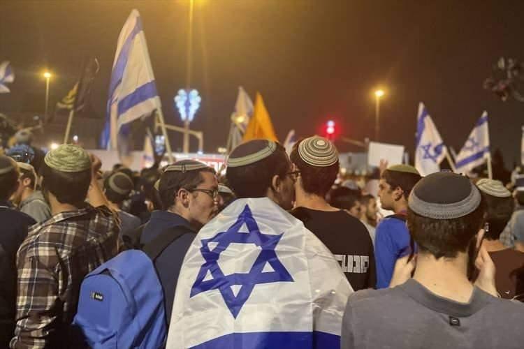 <p>İsrail HaYom gazetesinin haberine göre, İsrail Başbakanı Binyamin Netanyahu, 26 Aralık'ta Likud Partisi milletvekilleriyle yaptığı toplantıda Gazze'deki Filistinlilere ilişkin, "Bizim sorunumuz, mültecileri kabul etmeye hazır ülkeler. Biz bunu çözmek için çalışıyoruz." ifadelerini kullanmıştı.</p>
