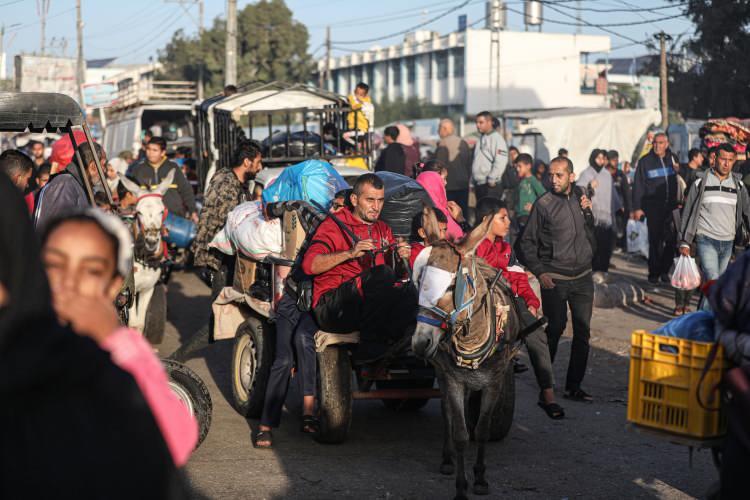<p>İsrailli siyasiler ve yetkililerin son günlerde üst üste yaptıkları Gazze Şeridi'ndeki Filistinlilerin göçe zorlanması yönündeki açıklamaları, bölgesel ve uluslararası kamuoyunda tepki görmüş ve reddedilmişti.</p>
