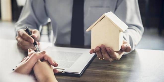 <p><strong>Ev sahipleri evde konaklayacak m&uuml;şterilerle g&uuml;nl&uuml;k ev kiralama s&ouml;zleşmesi imzalamalı. S&ouml;zleşme gereğince kalacak kişilerin kimlik bilgileri emniyet m&uuml;d&uuml;rl&uuml;ğ&uuml;ne bildirilir. Bildirim yapılmaması halinde ev sahiplerine de para cezası uygulanır"</strong> dedi.</p>
