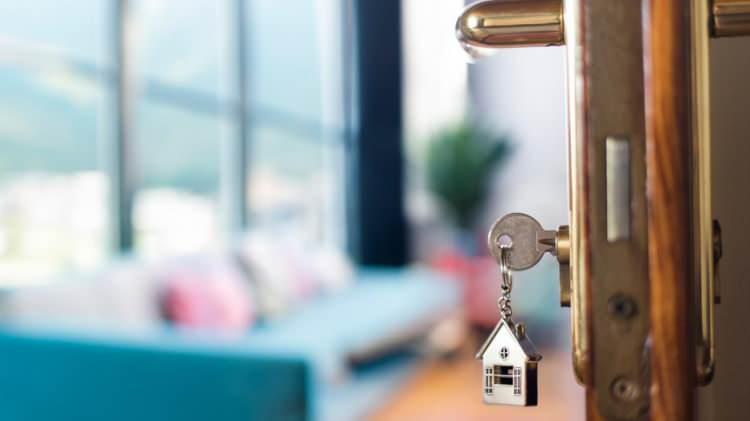 <p><strong>İzin belgesi bulunmaksızın turizm ama&ccedil;lı kiralama faaliyetlerine devam edenler ile her defasında 100 g&uuml;nden fazla s&uuml;reli kira s&ouml;zleşmesi yapmasına rağmen ilk s&ouml;zleşme tarihinden itibaren <span style="color:#B22222">bir yıl i&ccedil;inde aynı konutu 4 defadan fazla kiraya verenler hakkında 1 milyon lira idari para cezası verilecek."</span></strong></p>
