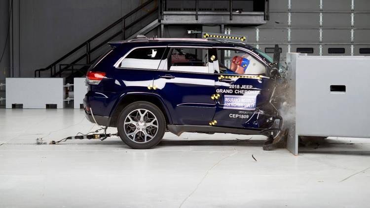 <p>IIHS, farklı alanlarda yaptığı testlerin sonuçlarını yavaş yavaş açıklıyor ve şimdiye kadarki testlerden alnı ak ayrılan çoğu model, arka yolcu güvenliğiyle ilgili eksikleri yüzünden daha düşük puanlara çekiliyor.</p>
<p> </p>