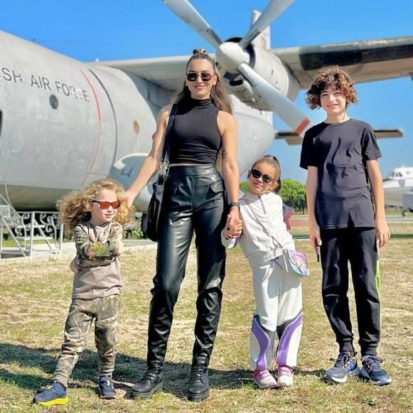 <p>2010 yılında Galatasaray'ın eski kaptanı <strong>Sabri Sarıoğlu</strong> ile evlenen <strong>Yağmur Sarıoğlu</strong>, aynı zamanda 3 çocuk annesi.</p>
