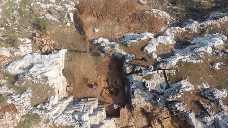 <p>Gaziantep Üniversitesi Sosyal Bilimler Enstitüsünde araştırma görevlisi ve antropolog Dr. Nazlı Akbaş da daha önce alanda yapılan kazılarda kilise kalıntısı bulunduğunu hatırlatarak, kilisenin erken Bizans Dönemi'ne ve yaklaşık 1500 yıl öncesine tarihlendirildiğini düşündüklerini ifade etti.</p>