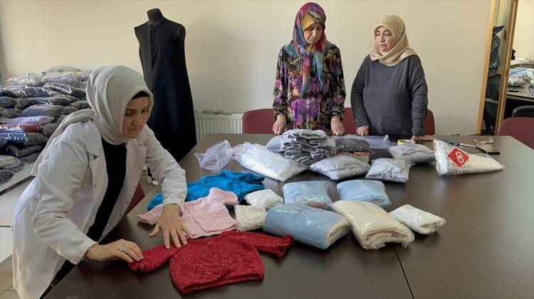 <p>"Mazlumlara yardım için üretime geçtiler"</p>
<p>Kastamonulu kadınların tarihin her döneminde önemli görevler üstlendiğini vurgulayan Gümüş, şunları kaydetti:</p>
<p>"Şehit Şerife Bacı'nın torunları Kastamonulu anneler, ablalar, gönüllü olarak burada bunu gerçekleştiriyor. Kendilerine çok teşekkür ederiz. Tarih boyunca nerede bir mazlum varsa millet olarak yardımına koşmuş durumdayız. Bugün de Gazze'de bir mağduriyet var. Annelerimiz, ablalarımız bu mağduriyeti görür görmez harekete geçti. Oradaki mazlumlara yardım için üretime geçtiler. Bu üretimi anne sıcaklığında yapıp oradaki kadınların gönlünü ısıtacaklar."</p>