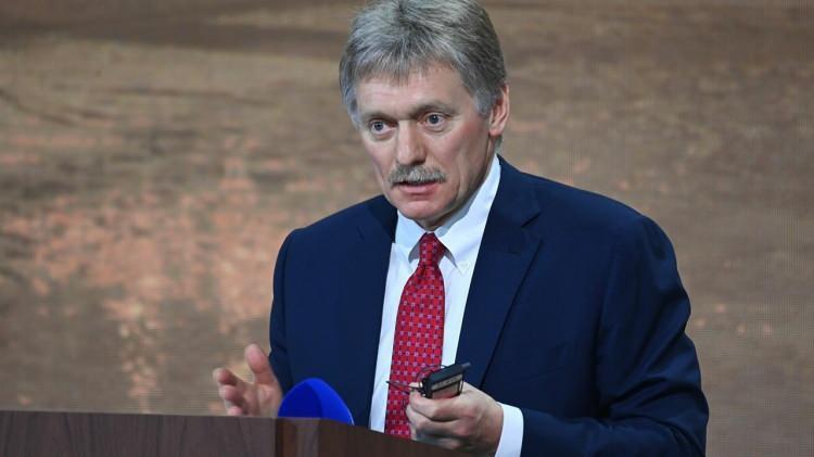<p>Batı'nın böyle bir hamlesinin "hırsızlık" anlamına geleceğini belirten Peskov, bunun rezerv para birimlerine, küresel finans sistemine ve dünya ekonomisine zarar vereceği uyarısında bulunmuştu.</p>