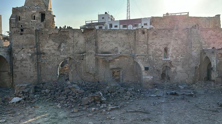 <p>İsrail ordusunun devam eden saldırıları nedeniyle Gazze kentindeki camiler, kiliseler, hamamlar, çarşılar gibi tarihi yapılar da hasar gördü veya yıkıldı.</p>
