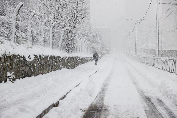 <p>Ocak ayında devam eden güneşli hava yerini soğuk hava dalgasına bırakıyor.</p>