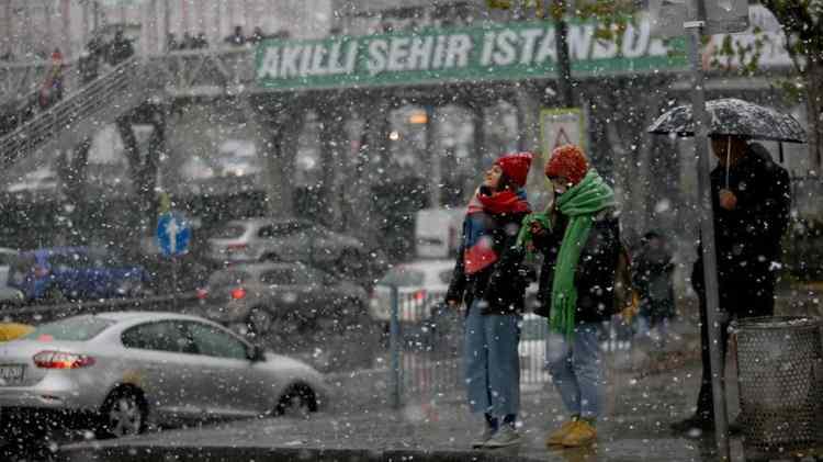 <p>MARMARA</p>
<p> </p>
<p>Parçalı ve çok bulutlu, bölge genelinin aralıklı sağanak ve gök gürültülü sağanak yağışlı geçeceği tahmin ediliyor. Yağışların Çanakkale, Balıkesir, Edirne ve Kırklareli çevrelerinde yerel olarak kuvvetli olması bekleniyor. Rüzgarın; bölgenin batısında yer yer kuvvetli (50-80 km/saat) olarak eseceği tahmin ediliyor.</p>